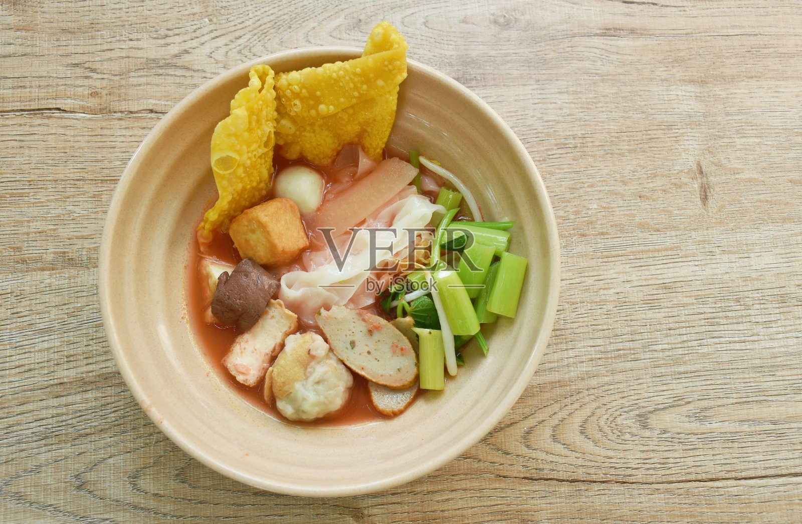 红汤脆鱿鱼配鱼丸豆腐米粉照片摄影图片