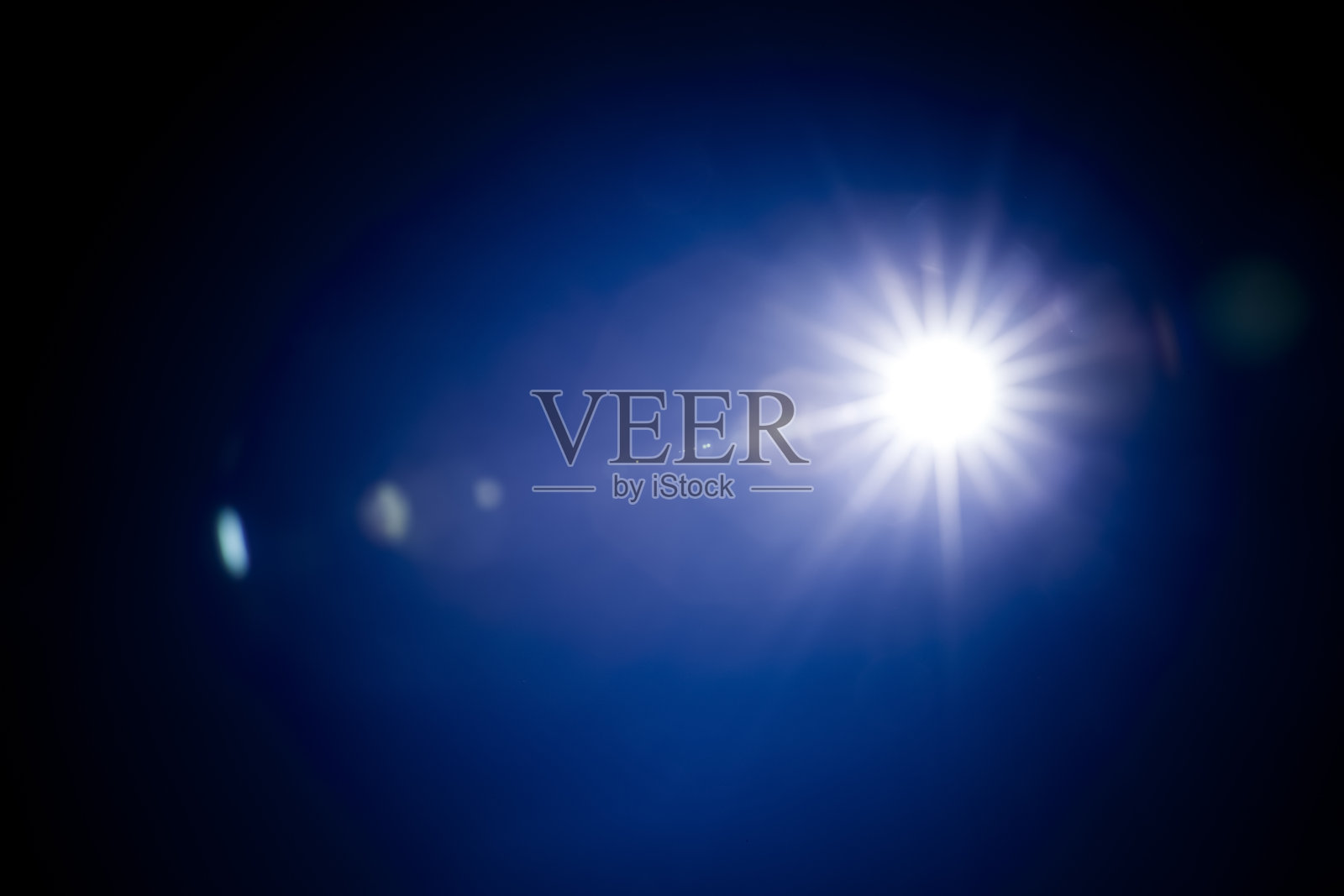 太阳对黑暗背景的反射照片摄影图片