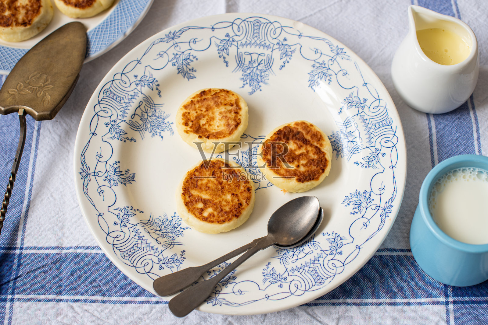 Sirniki传统的俄罗斯松软干酪煎饼照片摄影图片