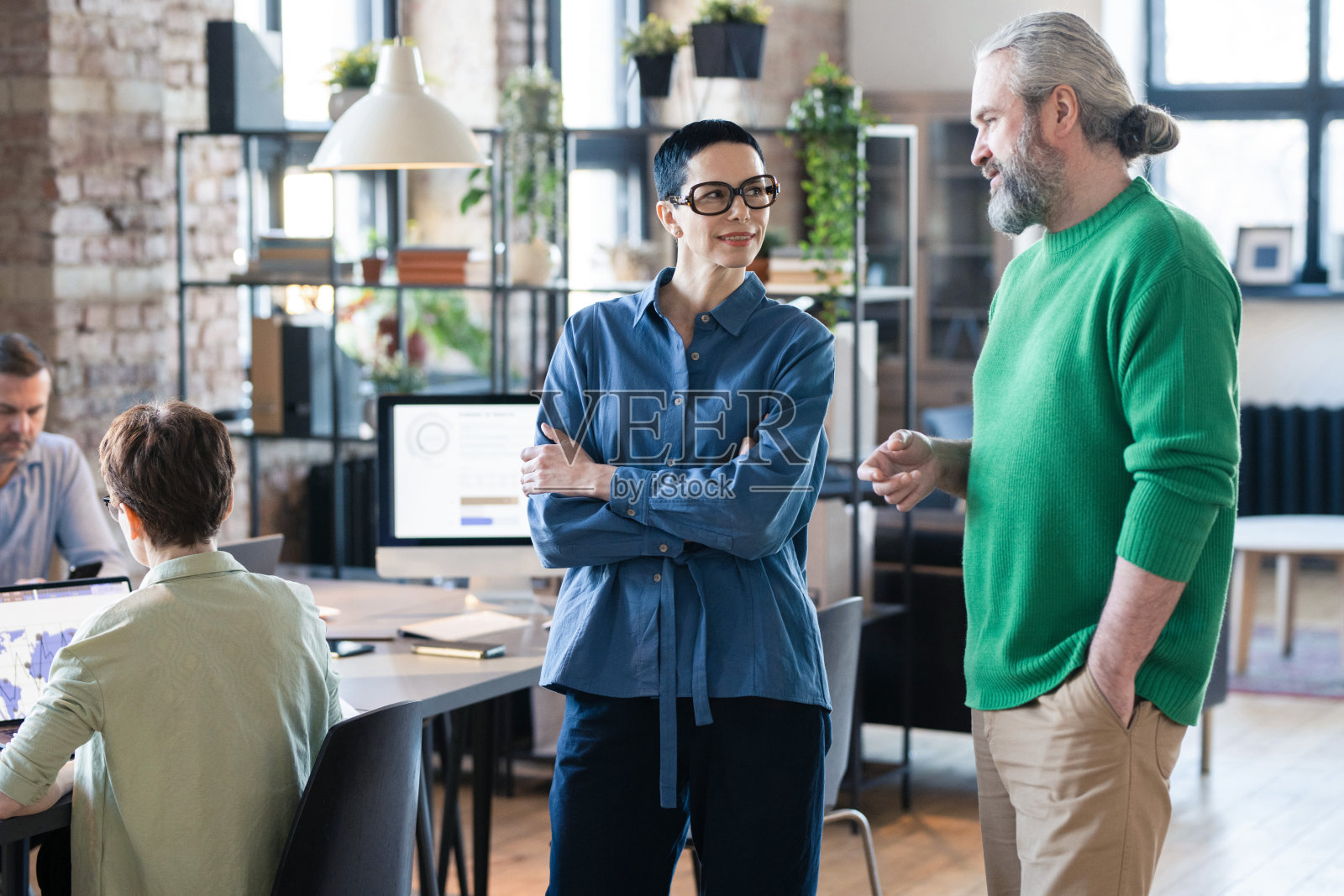 商务同事在办公室开会聊天照片摄影图片