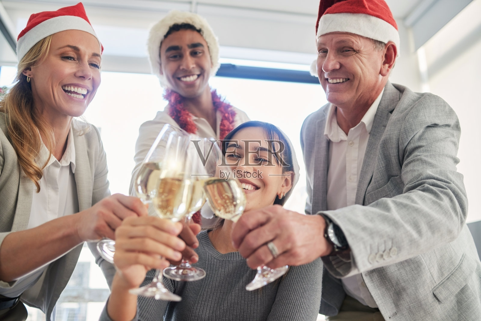 一群商务同事在办公室里喝酒庆祝照片摄影图片