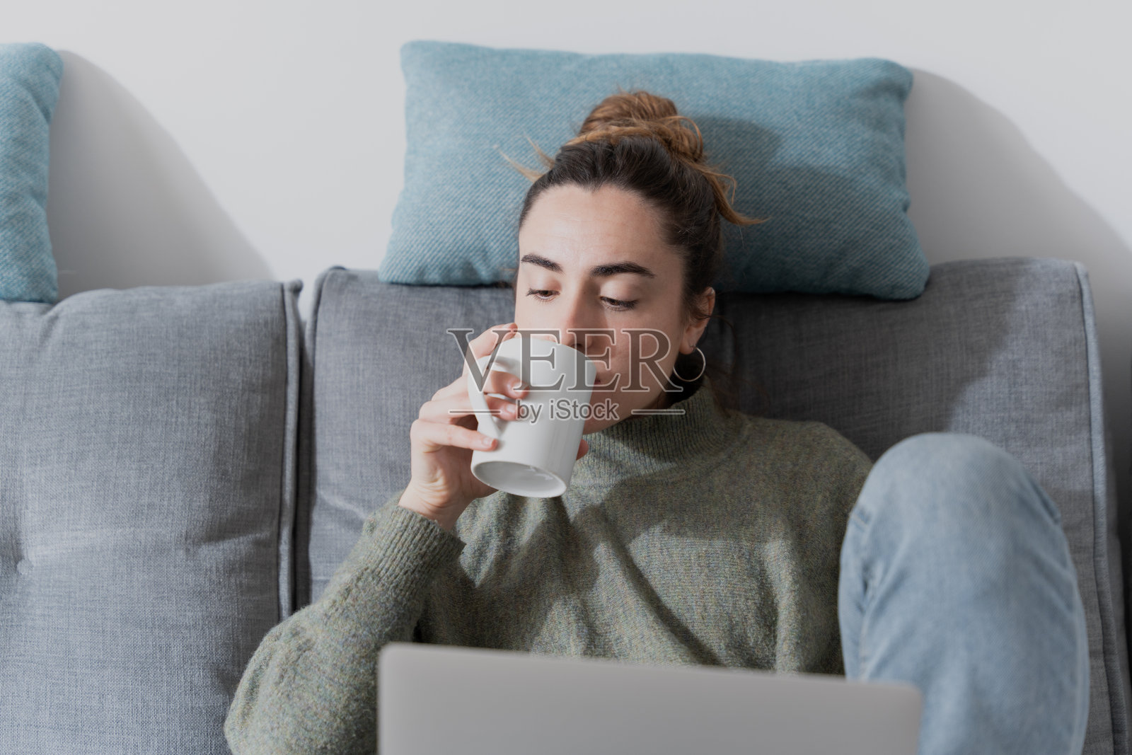 学生在喝咖啡照片摄影图片