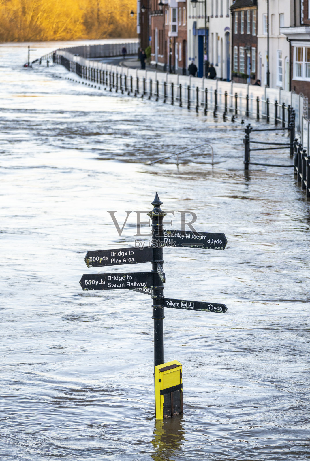英国，伍斯特雷郡，比德雷洪水部分淹没了比德雷大桥的旅游路标。照片摄影图片