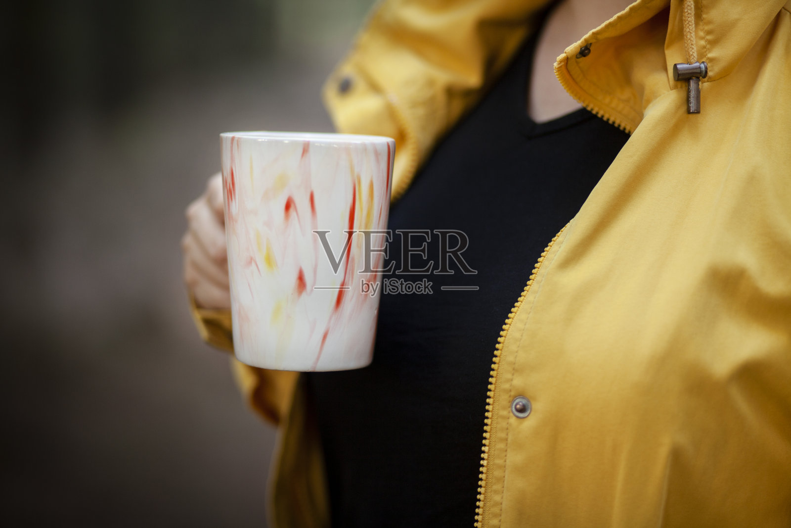 在大自然中喝咖啡照片摄影图片