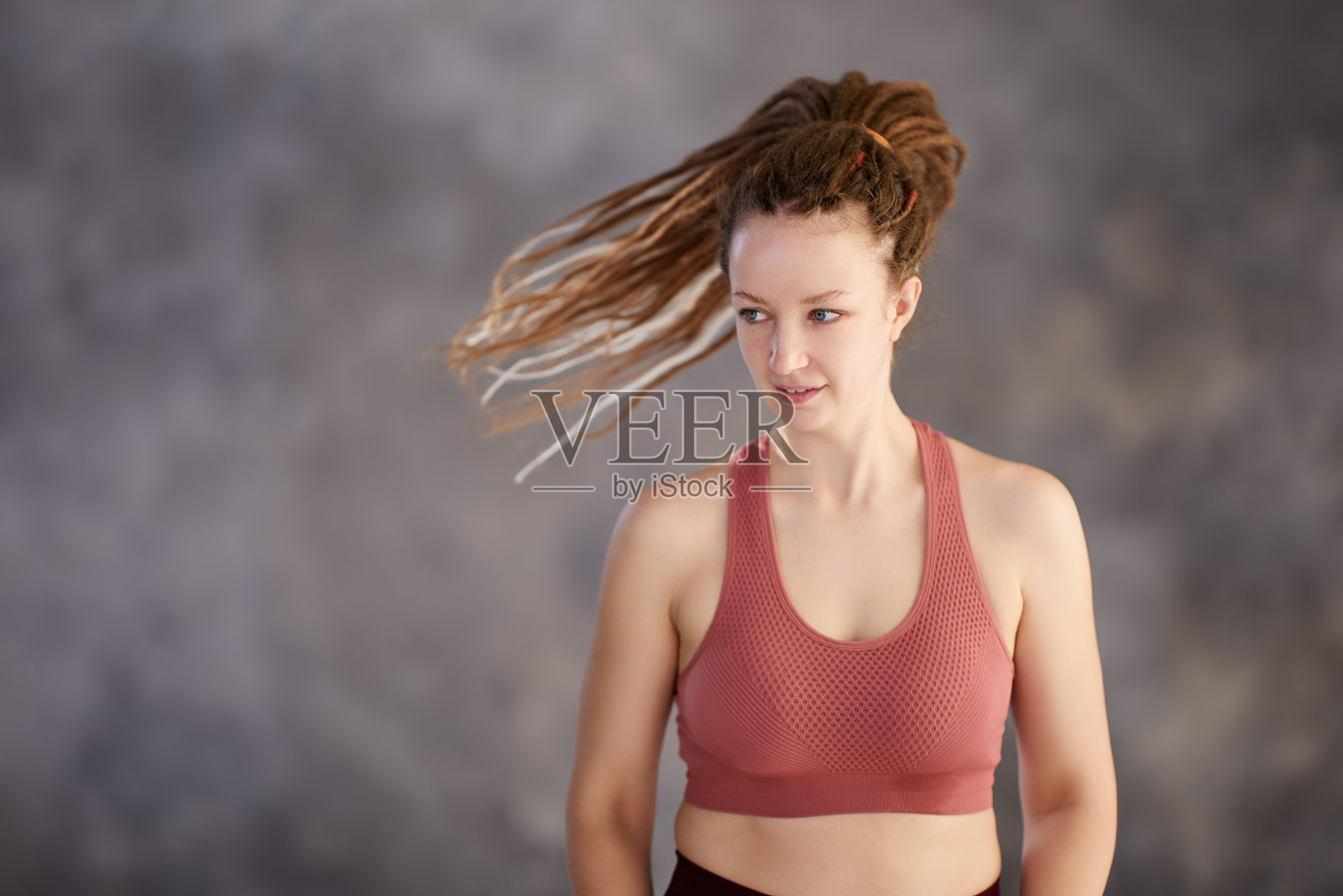 运动胸罩在白人妇女谁使训练在健身房。照片摄影图片