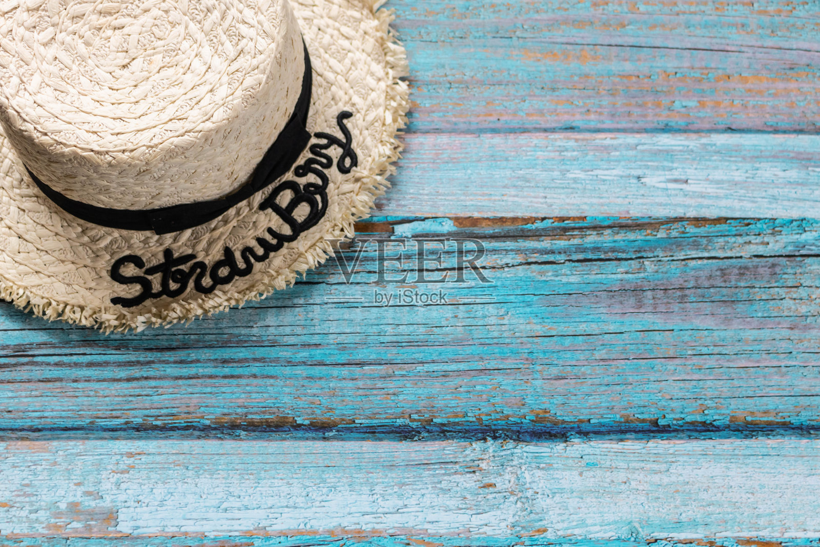 浅蓝色木制背景的草帽，沙滩和夏天的概念。照片摄影图片