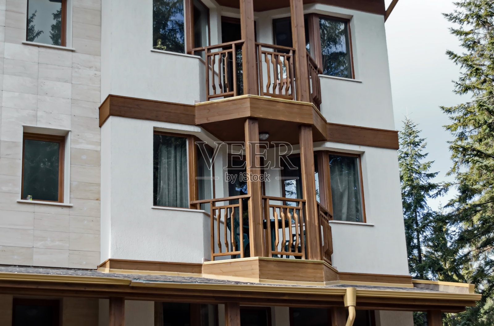 冬季场景与度假屋的碎片在滑雪胜地博罗维茨瑞拉山北坡上照片摄影图片