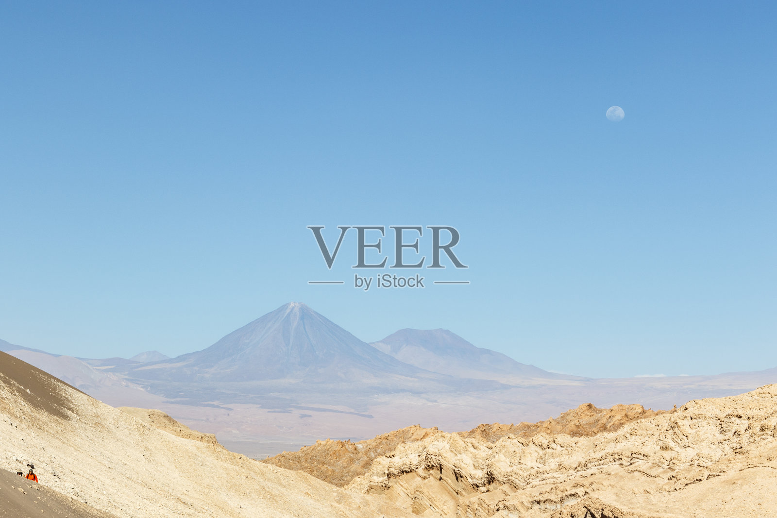 南美智利的安托法加斯塔，阿塔卡马沙漠中的月亮谷，背景是利坎卡博尔火山照片摄影图片