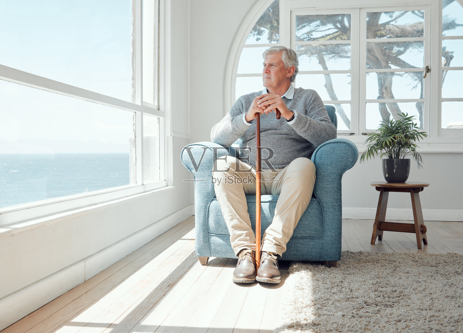 一个老人从窗口欣赏风景的镜头照片摄影图片