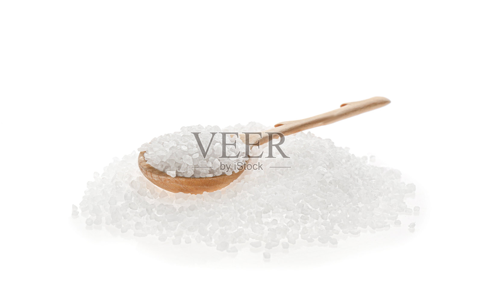 木勺与盐隔离白色照片摄影图片