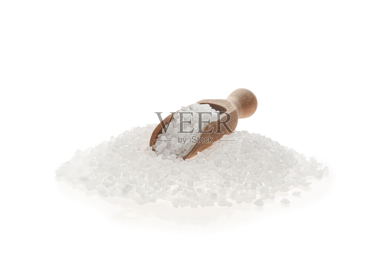 木勺与盐隔离白色照片摄影图片