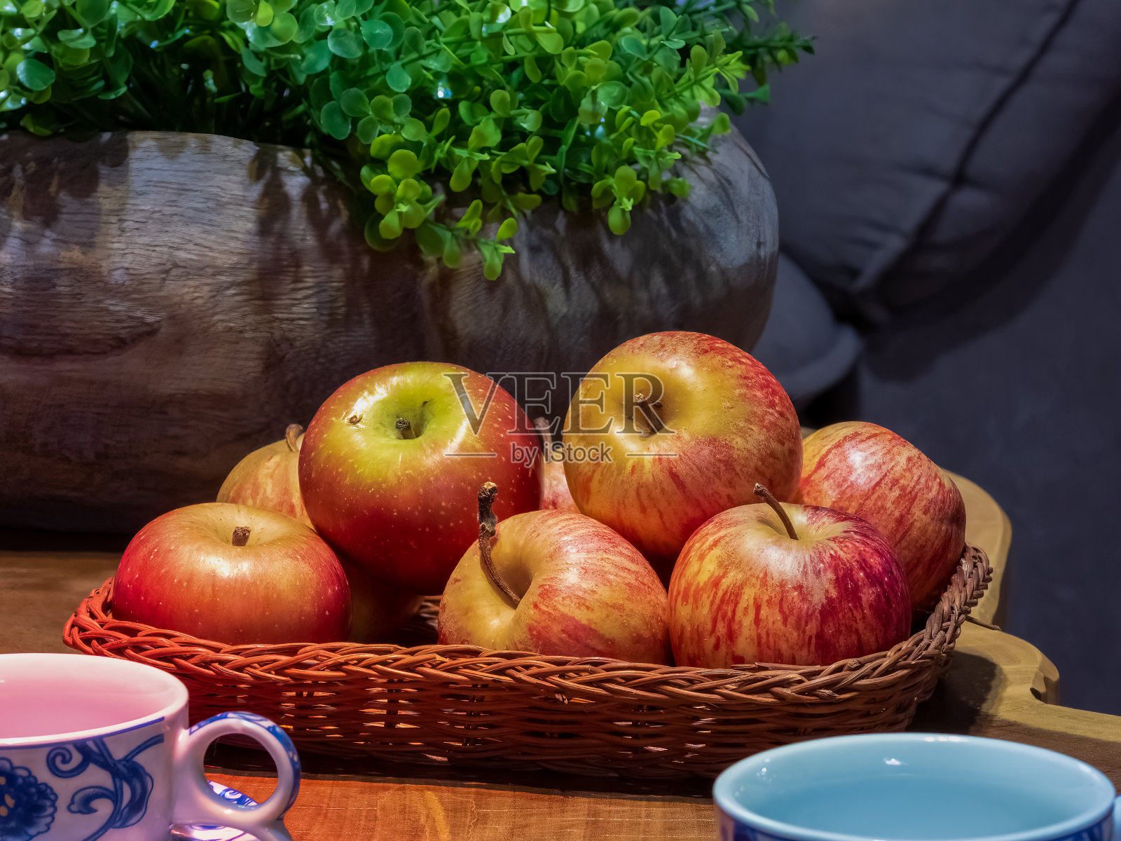 苹果在桌子上的篮子里照片摄影图片