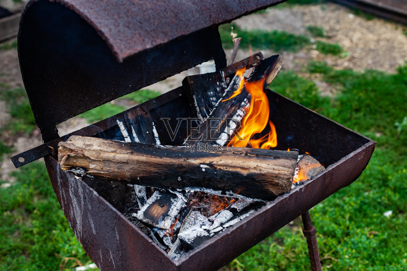 躺在铁架上燃烧的木柴照片摄影图片