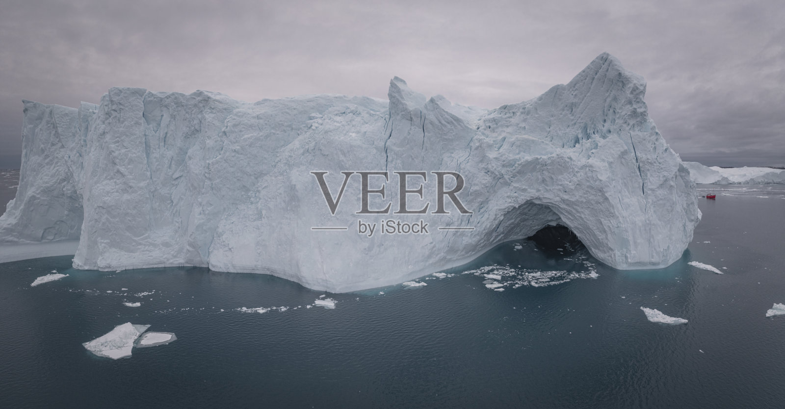 从鸟瞰图上可以看到漂浮的巨大冰山照片摄影图片