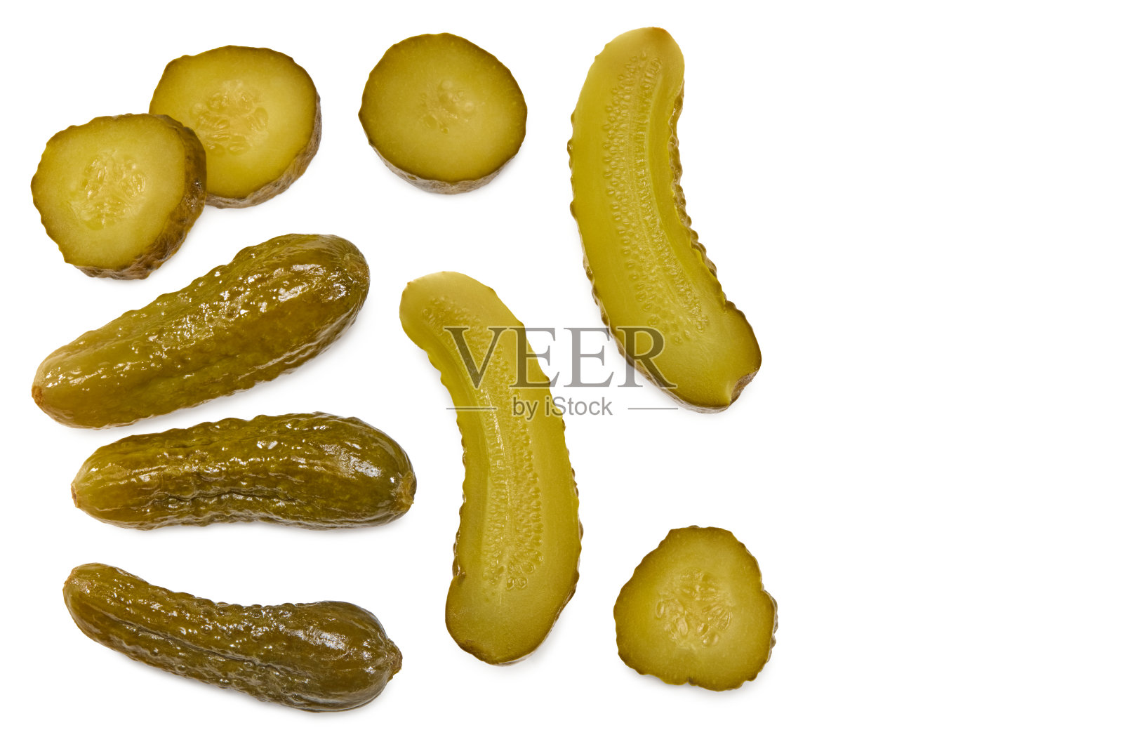 白色背景上的腌黄瓜片。裁剪路径和全景深。俯视图照片摄影图片