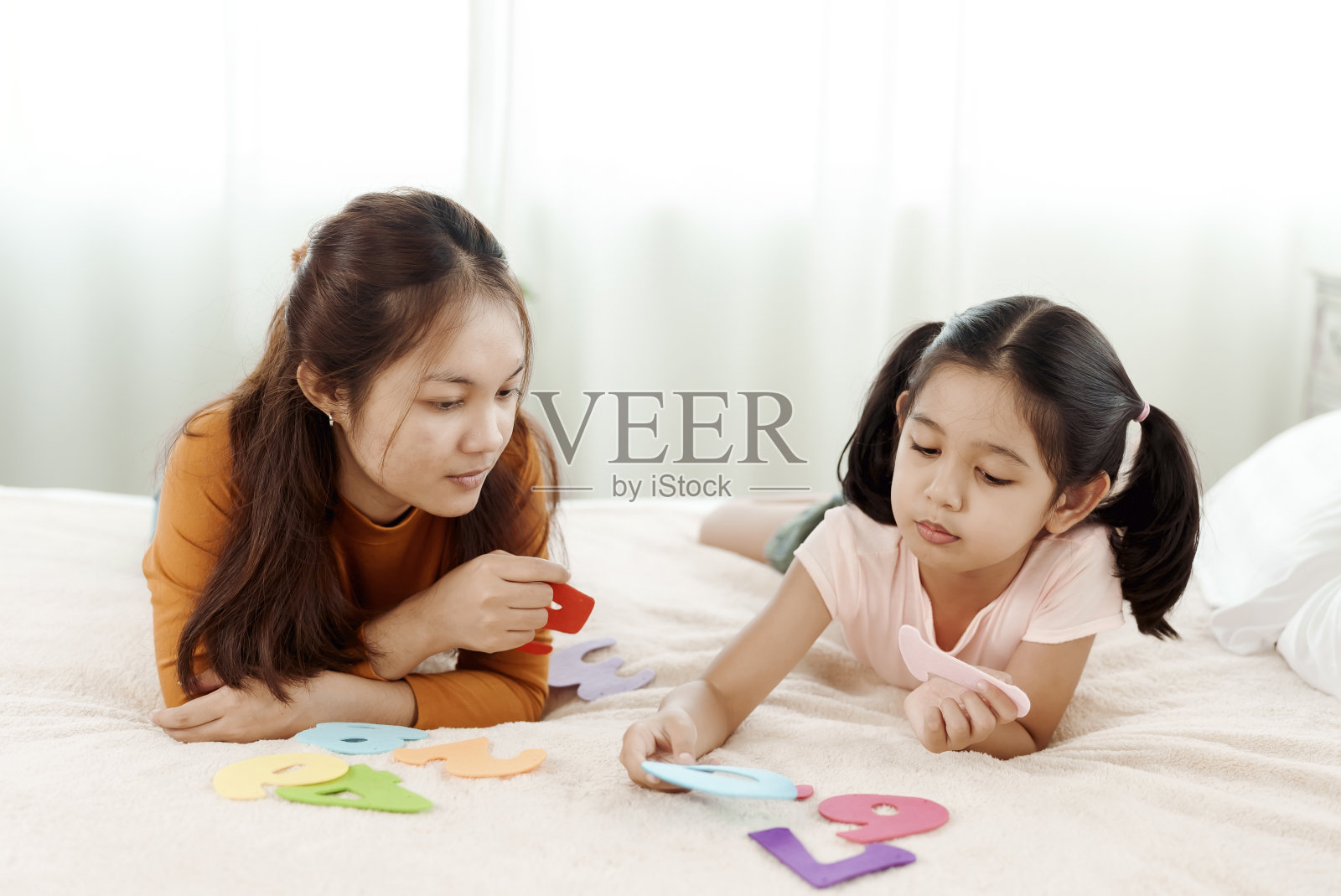 4k 50fps，家庭幸福，2个亚洲兄弟的特写快乐帮助可爱的学龄前儿童。一起在床上数数一起玩概念家庭和快乐学习照片摄影图片