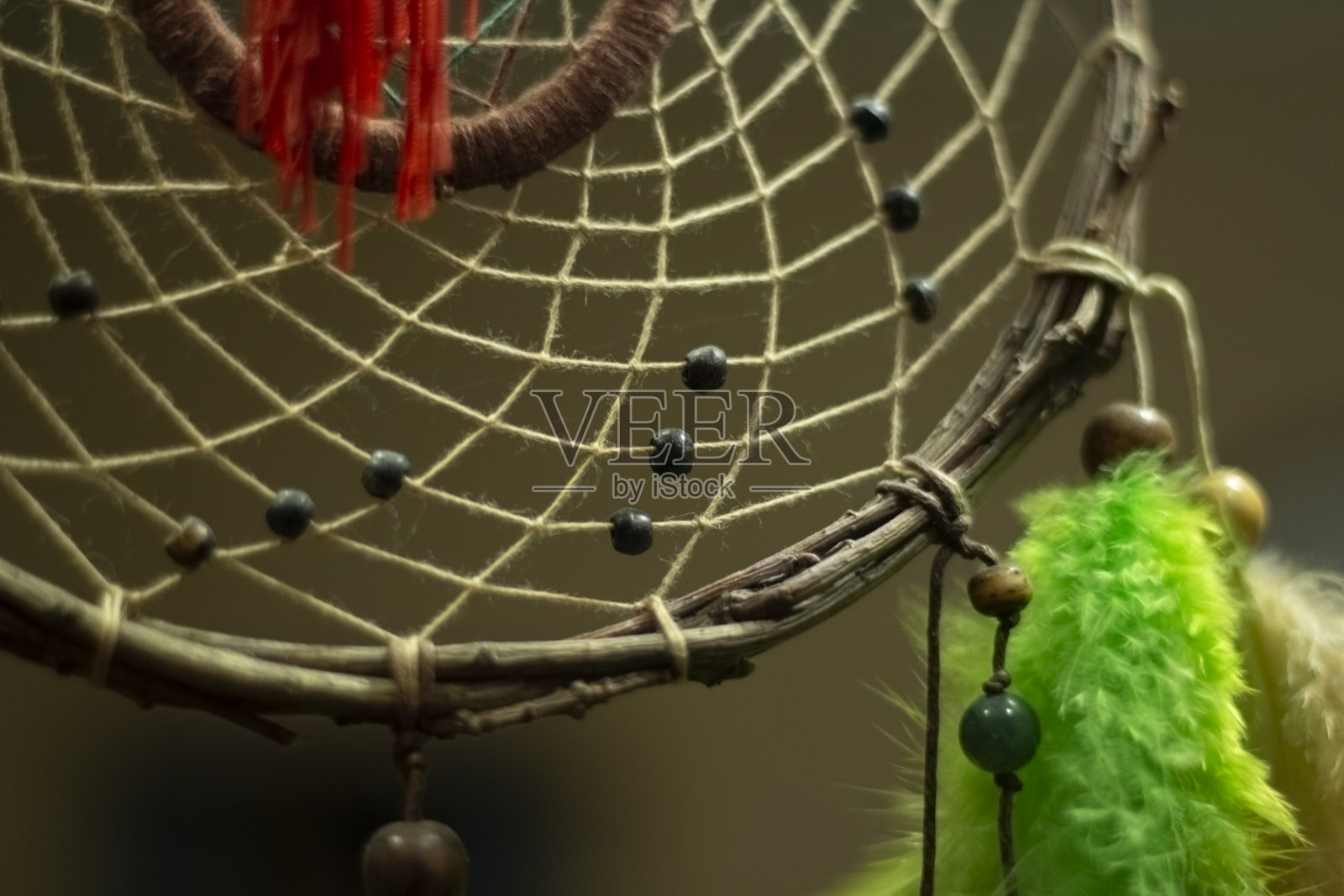 追梦人在室内。印度护身符的细节为良好的睡眠。用线织成的物体。象征家中的和平。照片摄影图片