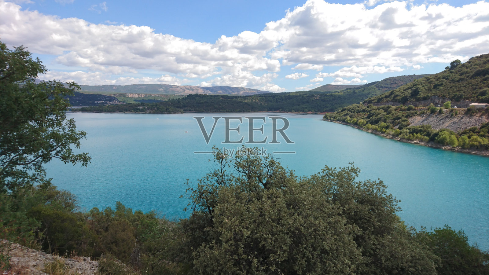 绿松石湖，圣克罗伊湖，靠近凡尔登峡谷，法国南部照片摄影图片