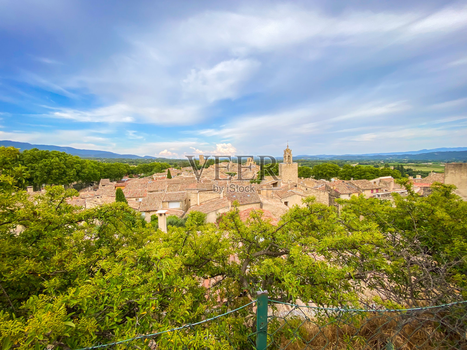 古库隆，鲁贝隆南部的一个中世纪村庄照片摄影图片