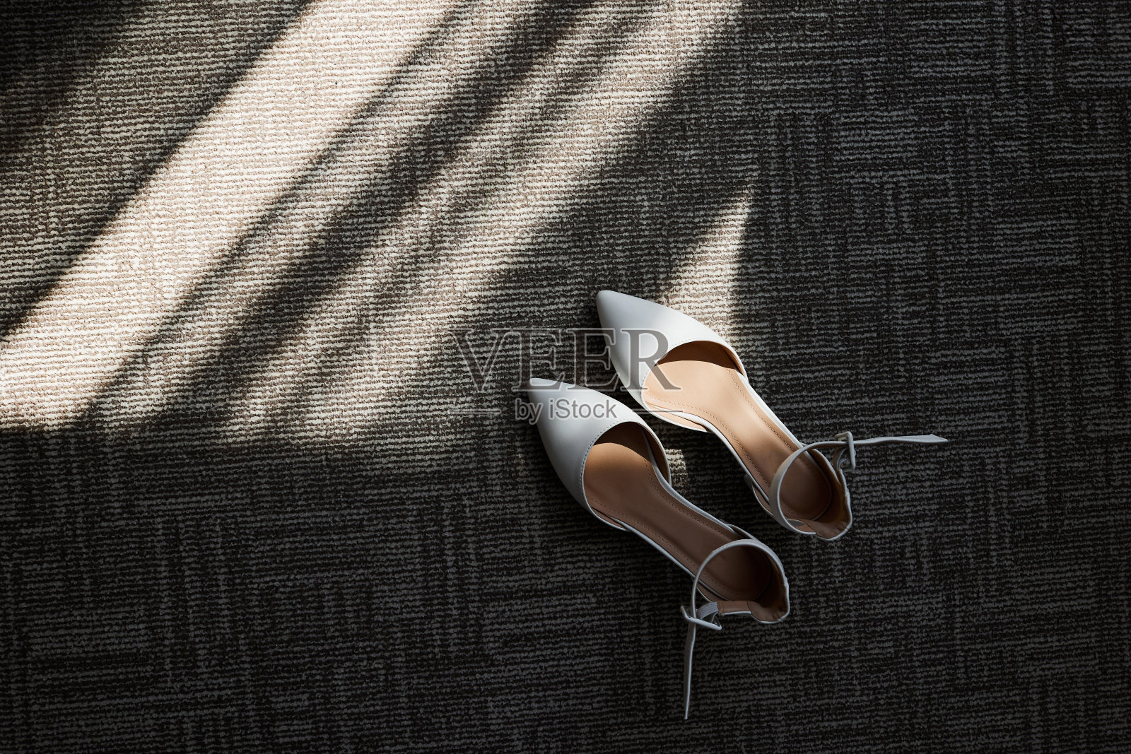 新娘的鞋子在地板上。俯视图照片摄影图片