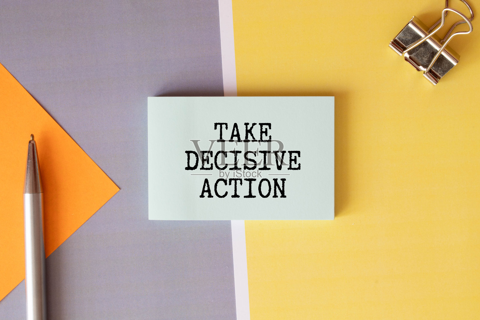 融资有效文本概念。采取果断的行动。照片摄影图片