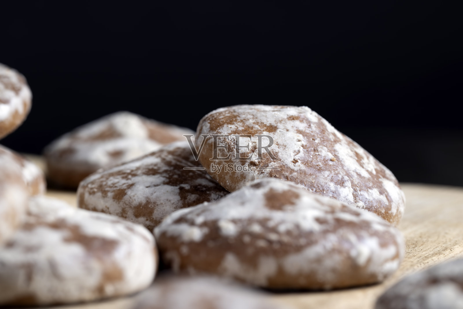 切菜板上的冰糖姜饼照片摄影图片