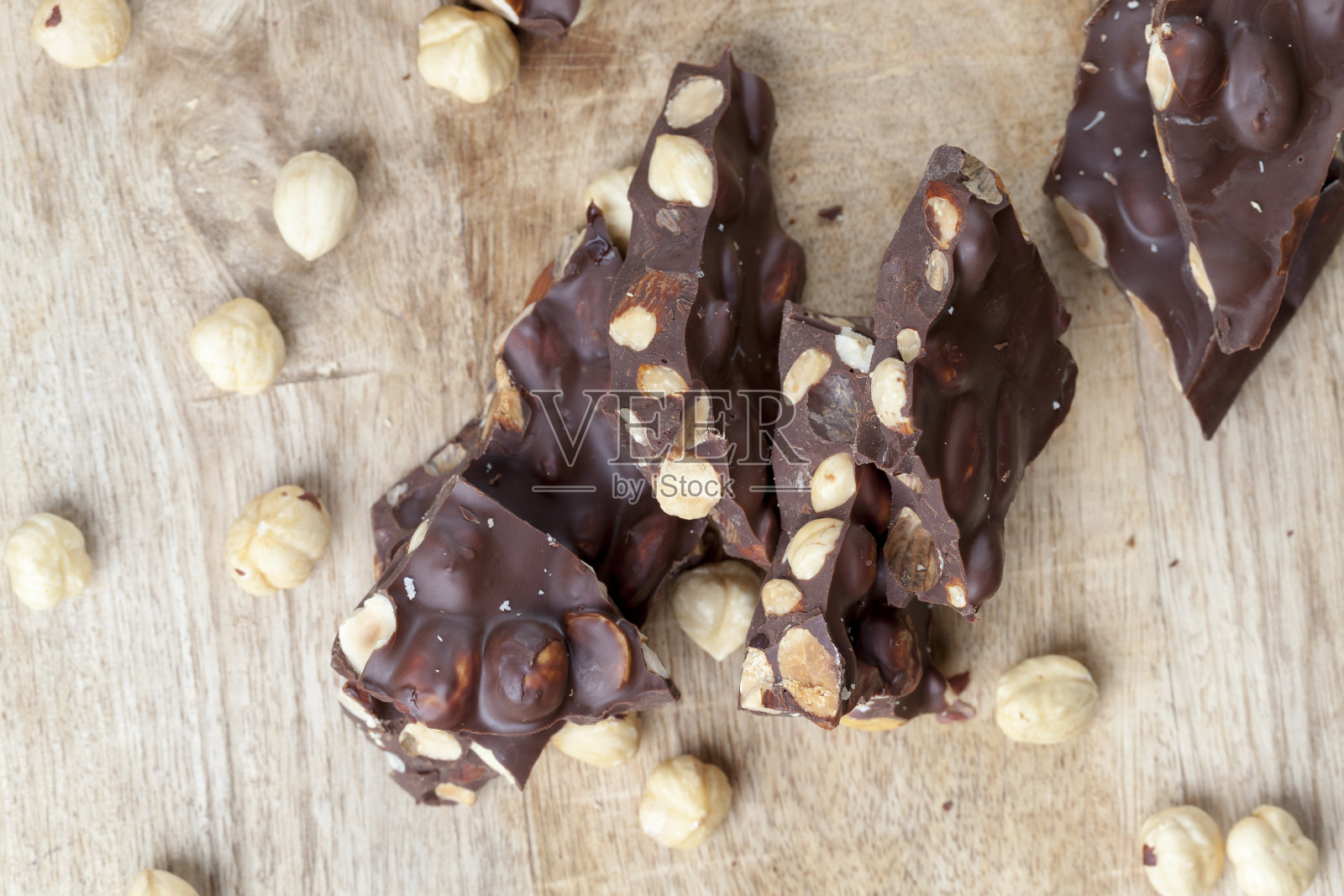 含有大量坚果的自制巧克力照片摄影图片