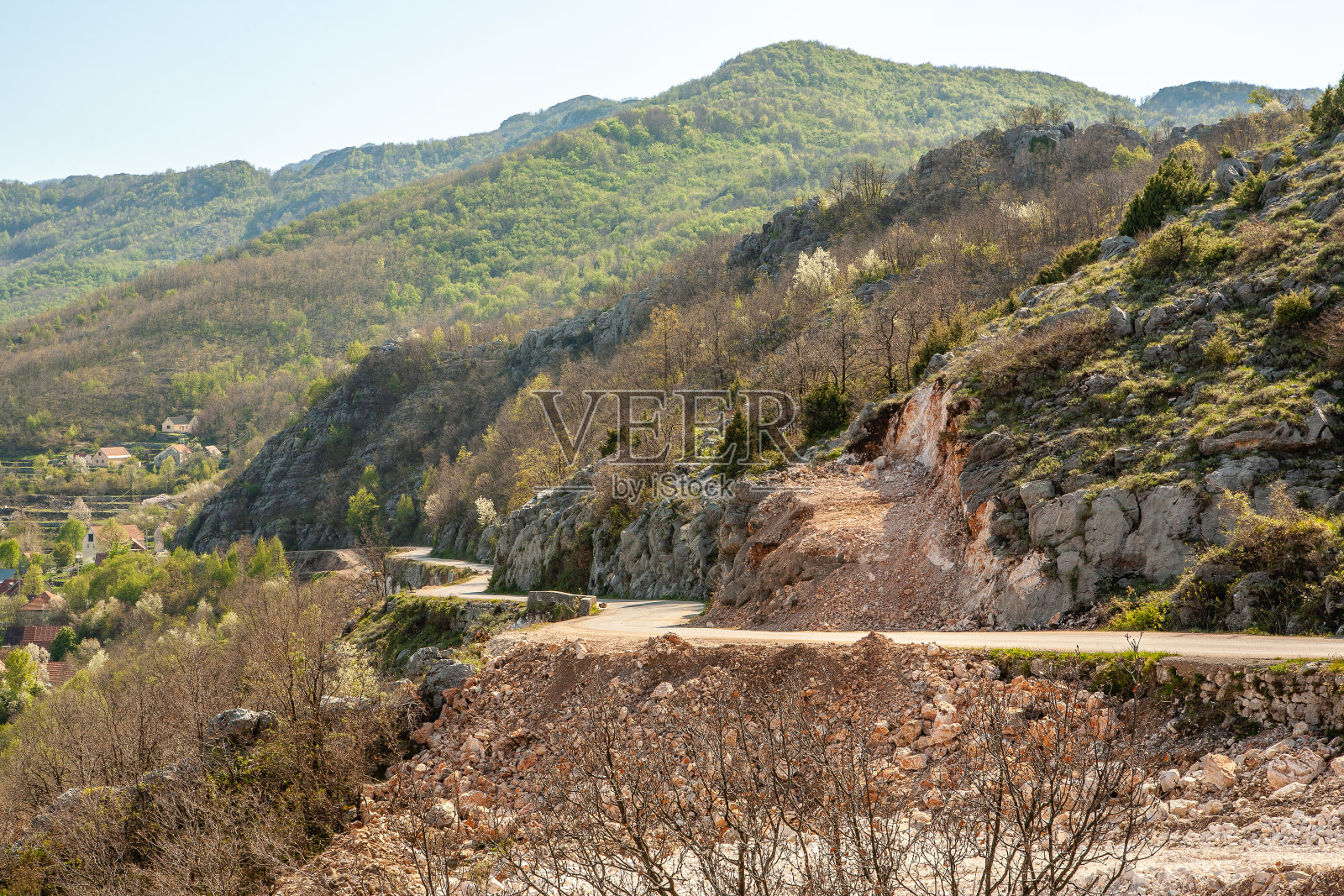 青山中蜿蜒曲折的道路。用于出版物，海报，日历，帖子，屏保，壁纸，明信片，横幅，封面，网站的山道与蓝天的景观视图透视照片摄影图片