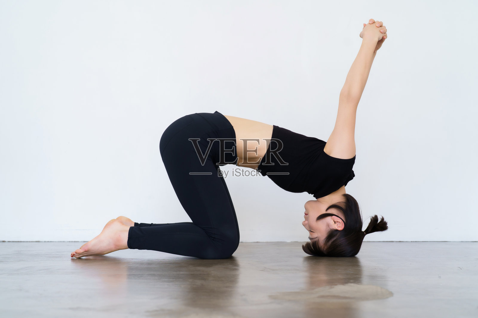 一个在室内做瑜伽的女人照片摄影图片