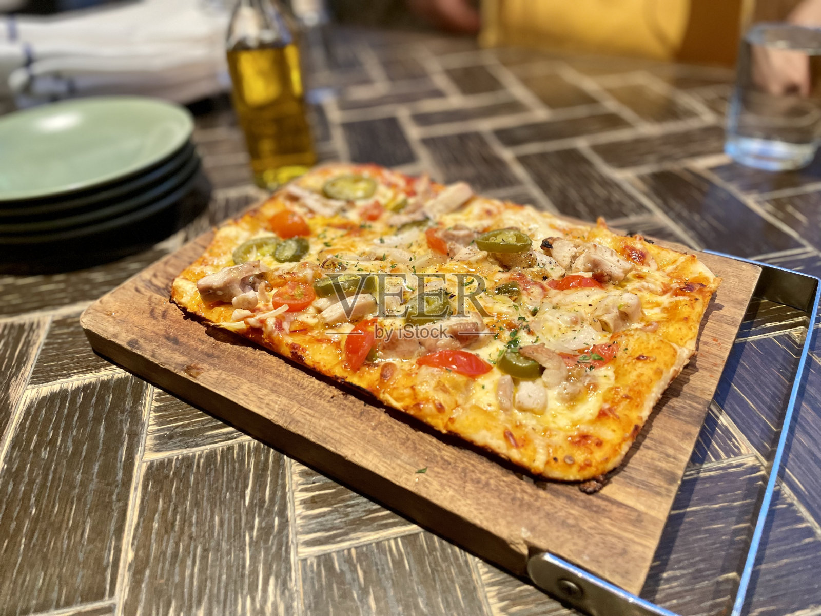 魔鬼鸡肉披萨照片摄影图片