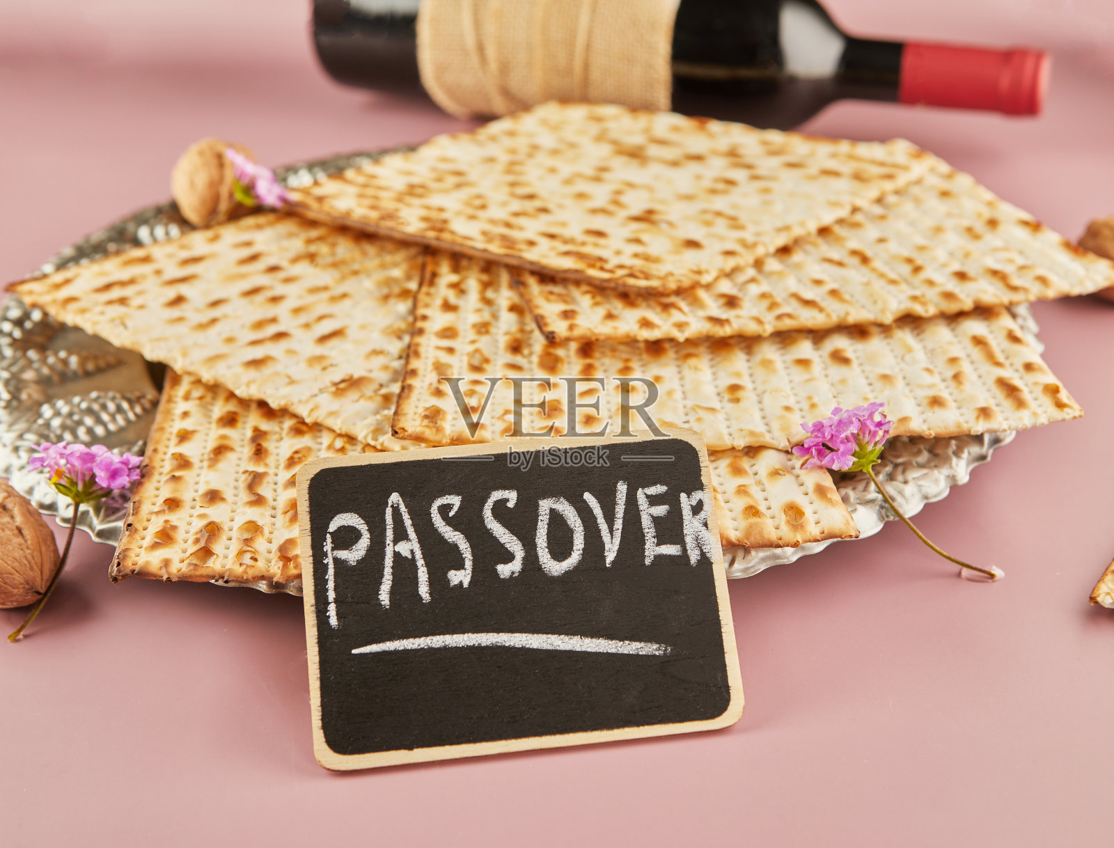 逾越节庆祝概念：犹太节日，传统Seder盘上的麦扎、红酒和坚果照片摄影图片