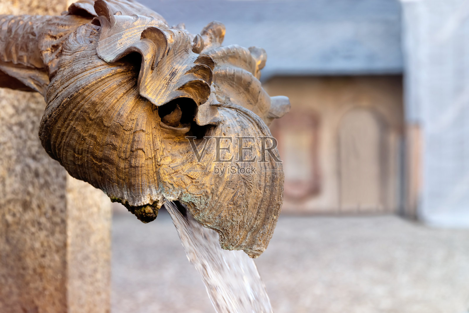 德国帕绍大教堂庭院里的装饰喷泉的特写照片摄影图片