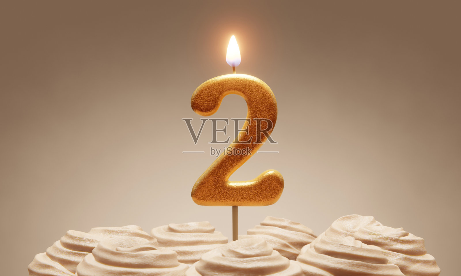 两岁生日或周年庆。在中性色调的蛋糕上点燃金色的数字蜡烛。三维渲染照片摄影图片