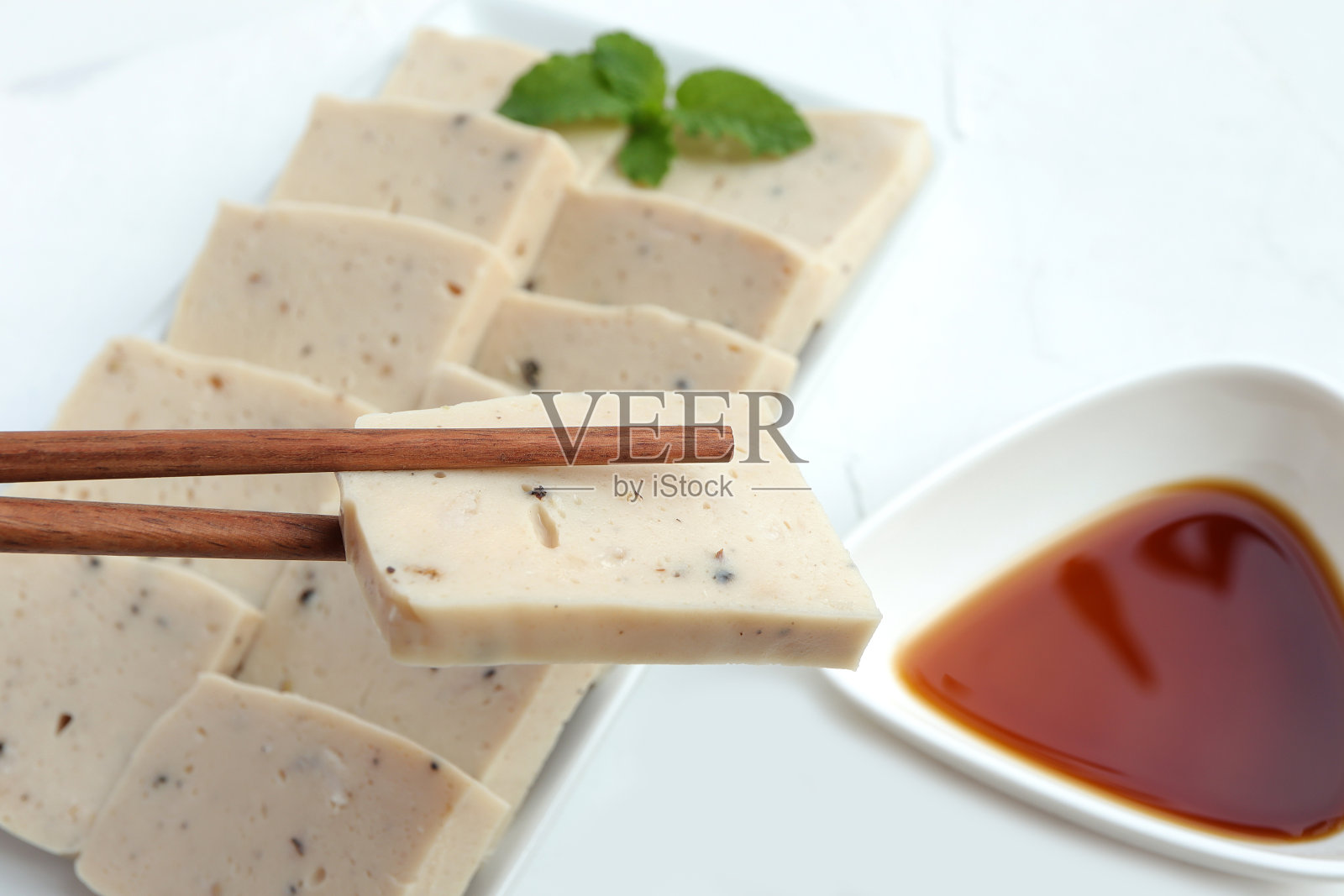 切片越南猪肉香肠或越南蒸猪肉与酱油和筷子握住。照片摄影图片