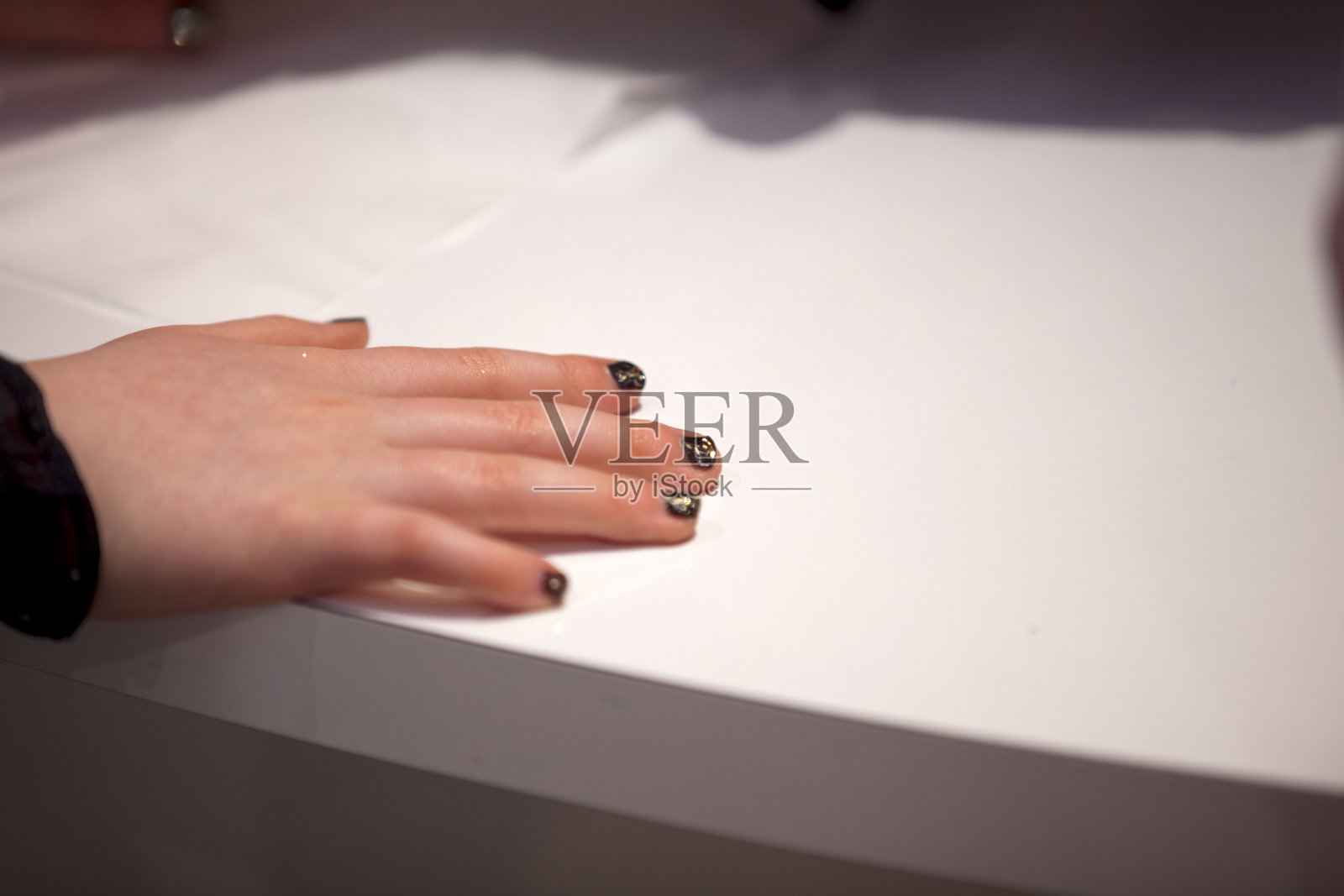 在青少年水疗中心做指甲的孩子。照片摄影图片