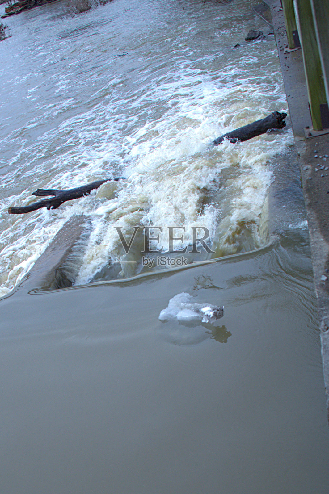 最后几块冰在大坝上。照片摄影图片