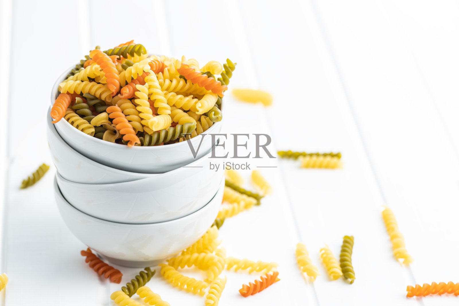 三色通心粉。彩色意大利生意面。照片摄影图片