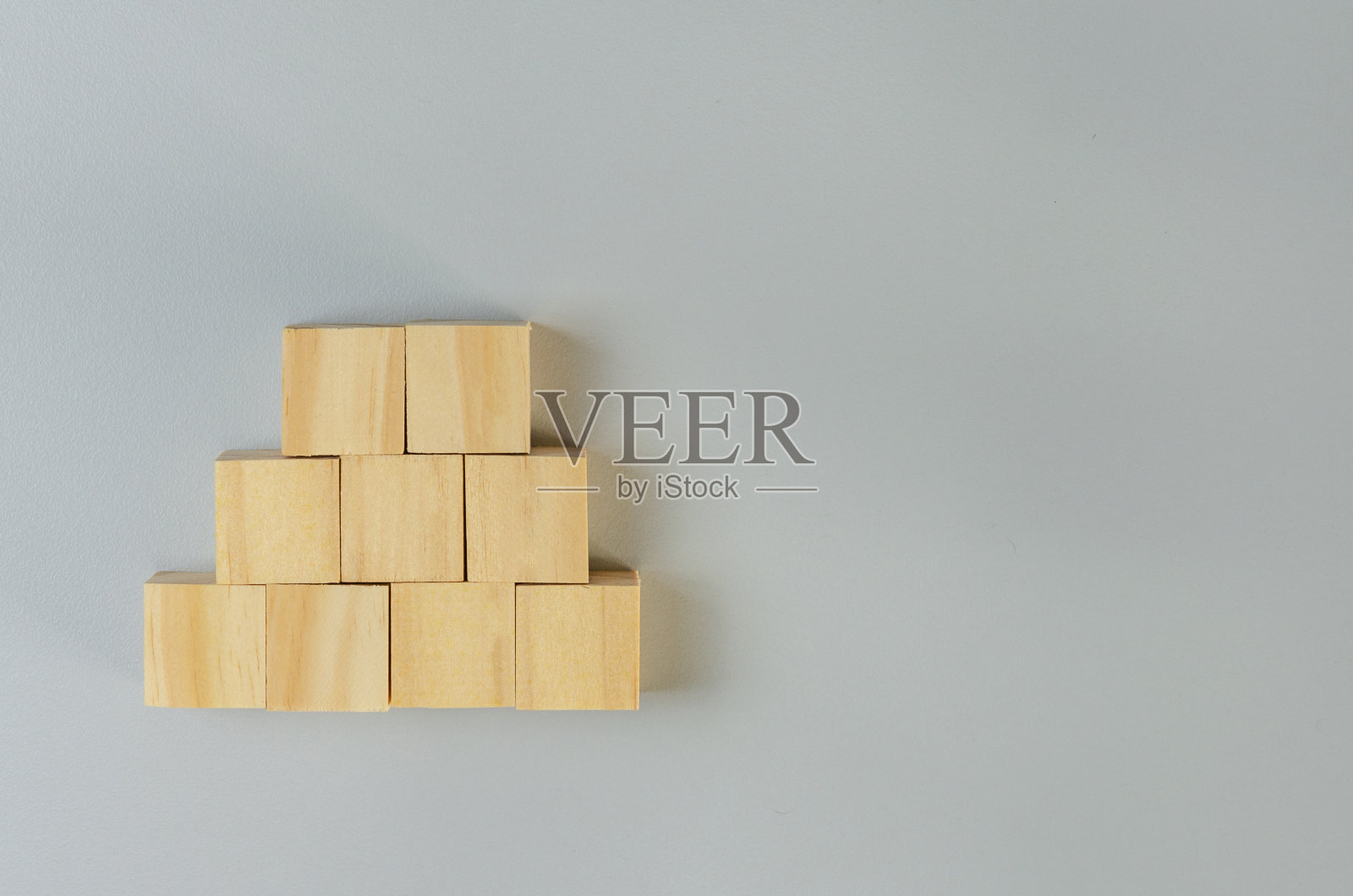 灰色背景上的图标或符号的空白木制立方体。照片摄影图片