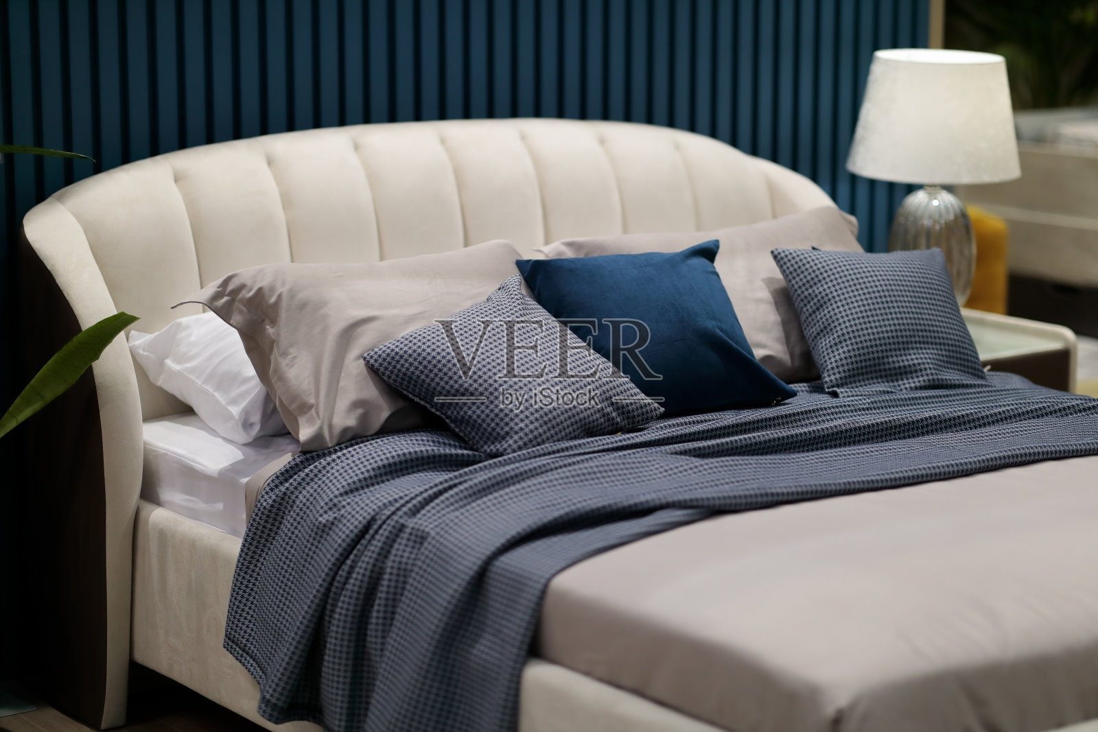 双人床上有枕头和靠垫的卧室照片摄影图片