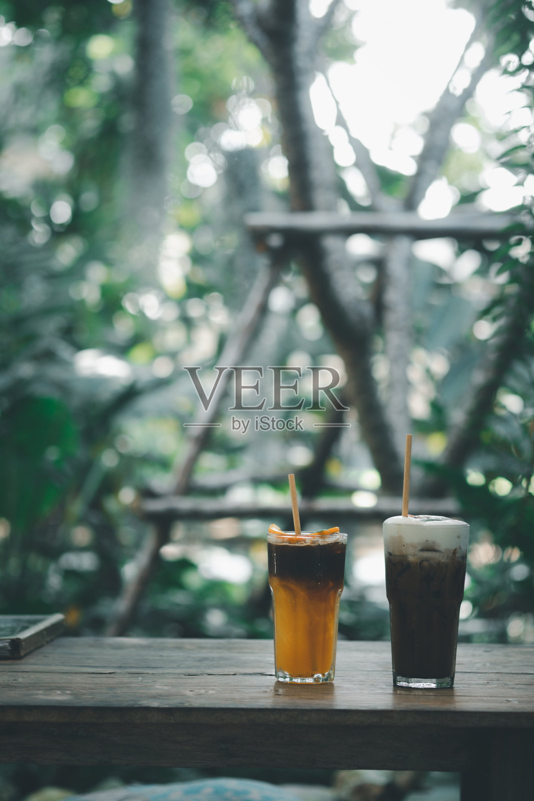 冰摩卡咖啡和冰美式黑咖啡混合橙汁。照片摄影图片