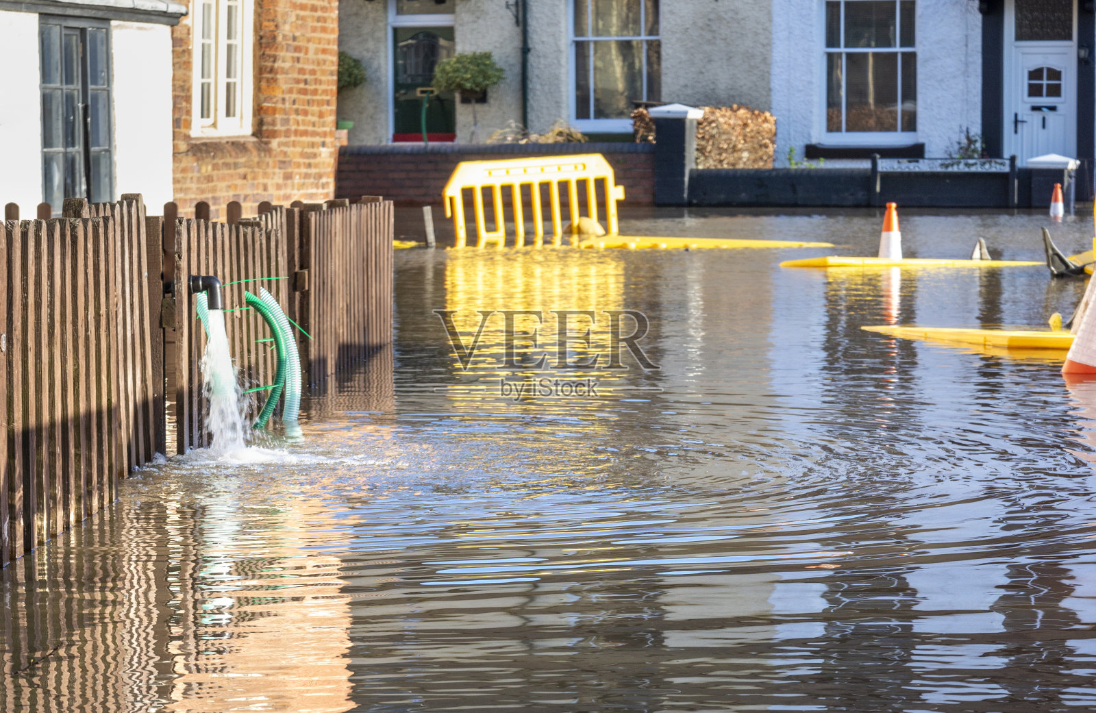 英国，伍斯特郡，比德利大桥附近，洪水从河边的住宅中抽水。照片摄影图片