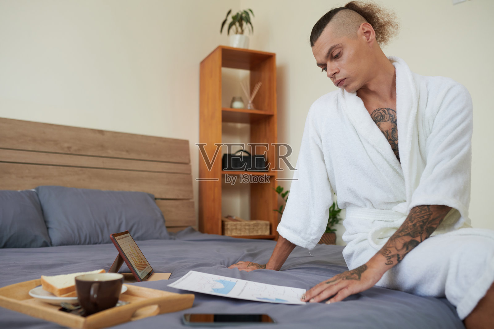 浴袍经理在分析报告中的数据照片摄影图片