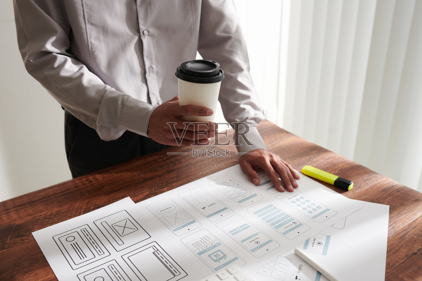 项目经理检查移动应用模板照片摄影图片