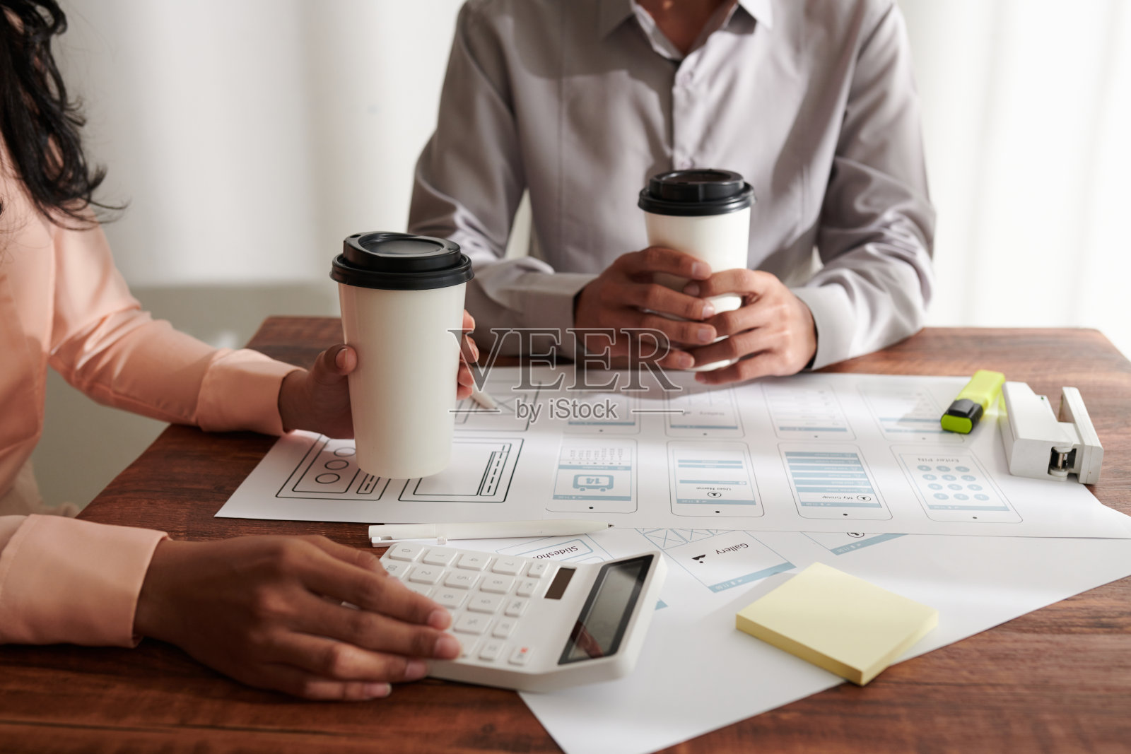 产品经理与UI设计师的会议照片摄影图片