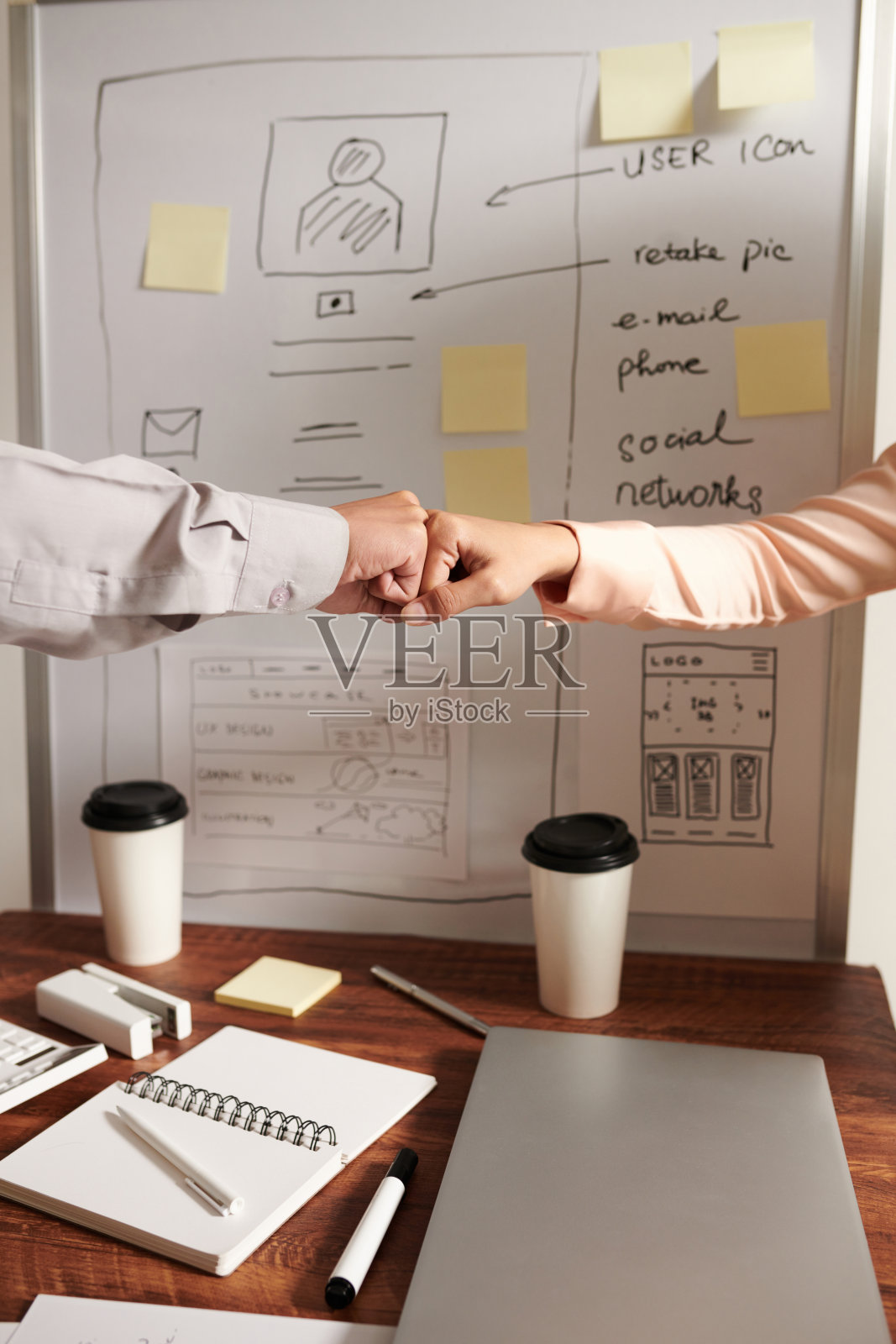 UI和UX设计师制作拳头碰撞照片摄影图片