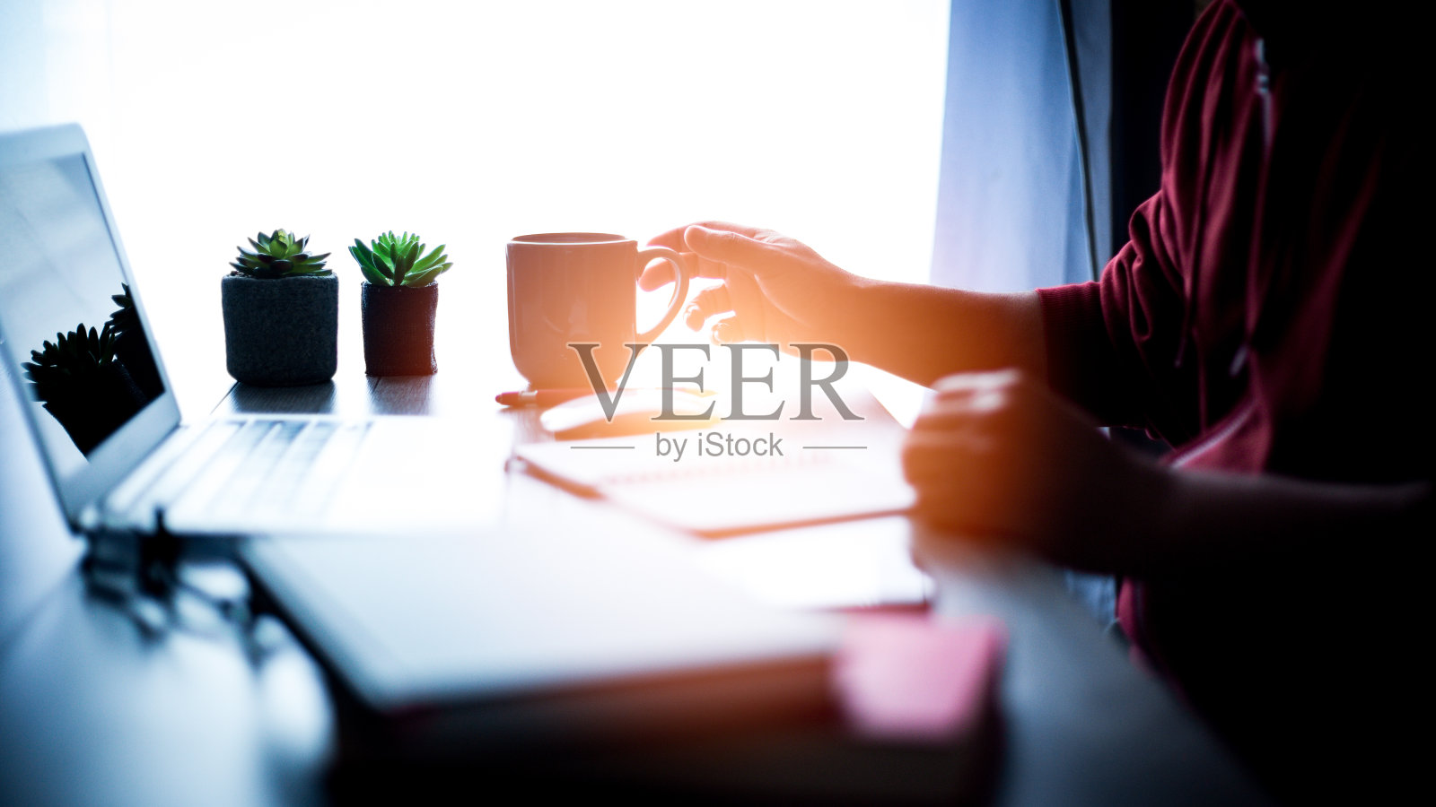 英俊的年轻人上班时喝咖啡照片摄影图片