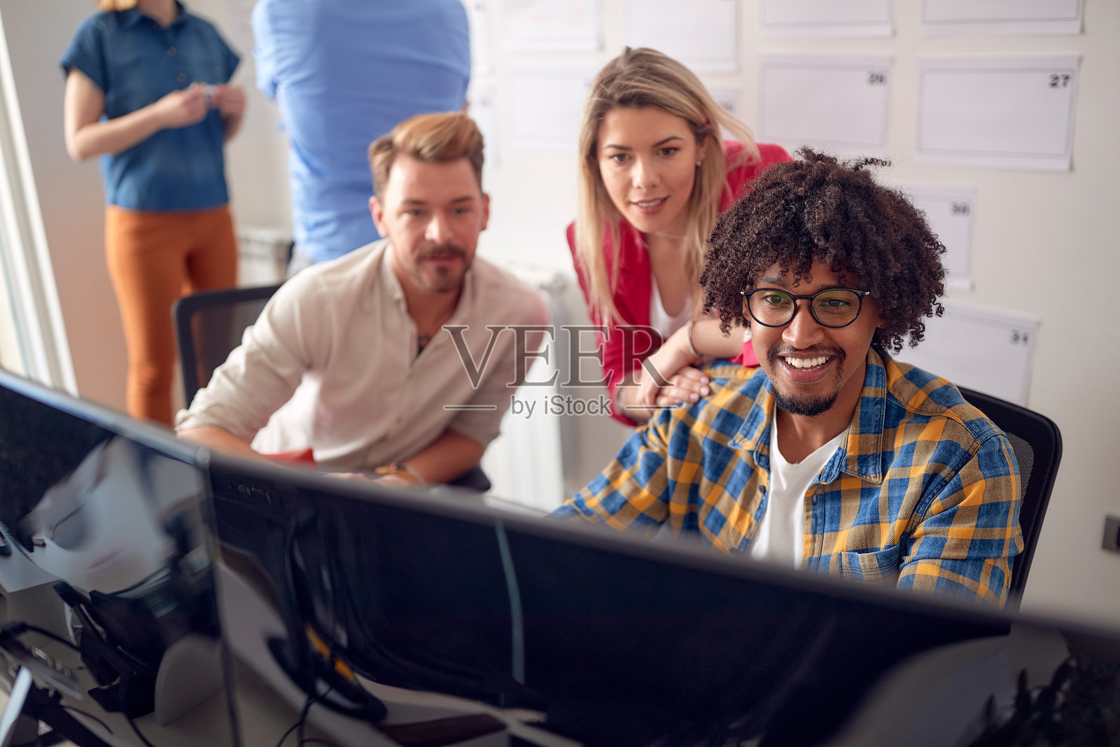 办公室里一群年轻同事在一起工作照片摄影图片