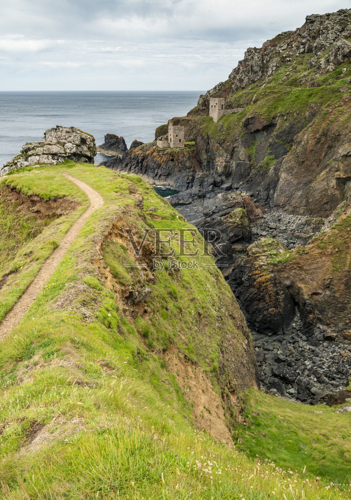 博塔莱克(Botallack)的皇冠锡矿，精致地栖息在西彭威斯(West Penwith)的悬崖上。英国康沃尔。照片摄影图片