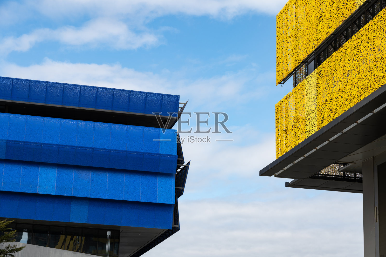 现代商业建筑外立面的一角。照片摄影图片