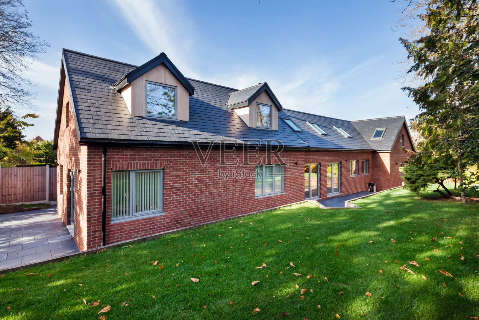 斑驳阳光下的现代家居照片摄影图片